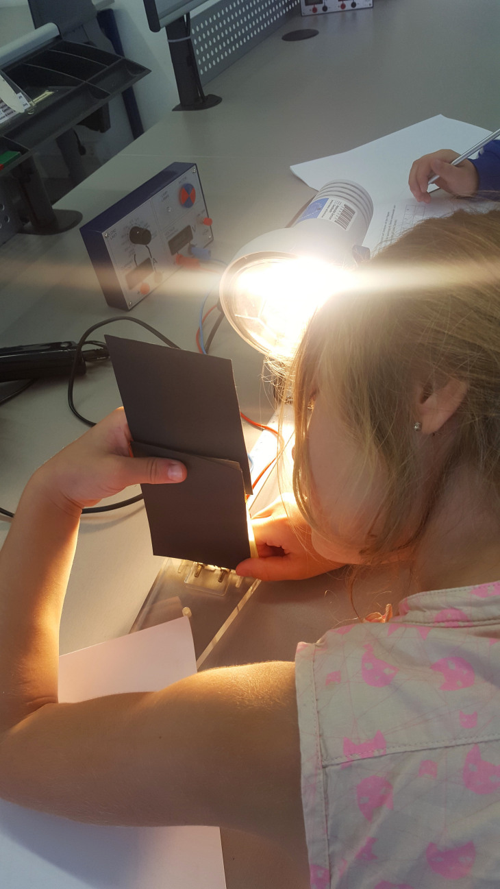 Foto: Hereon Mädchen am experimentieren im Schülerlabor